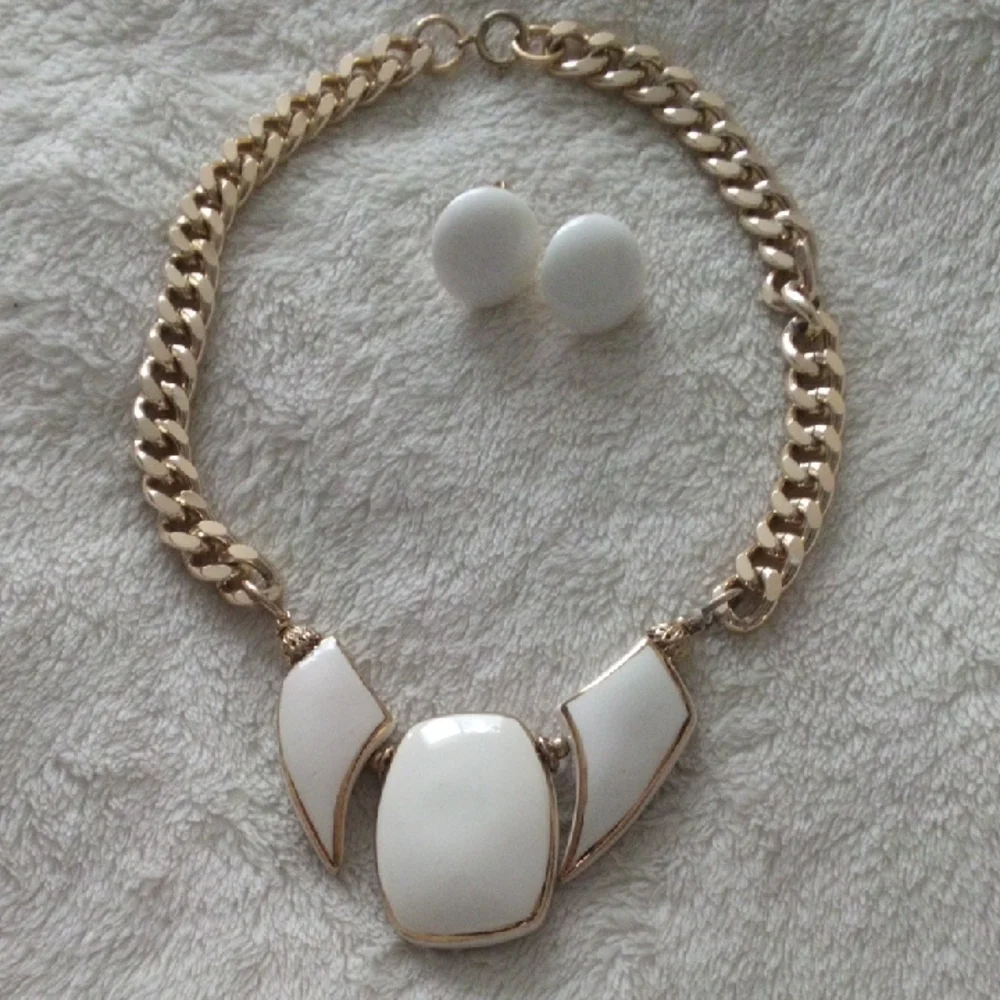 VINTAGE Elegant Gold and White Necklace Set W/ MATCHING CLIP ON EARINGS